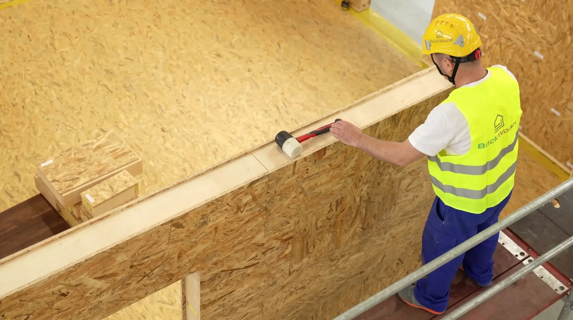 Monteur setzt einen Holzblock in die Wand