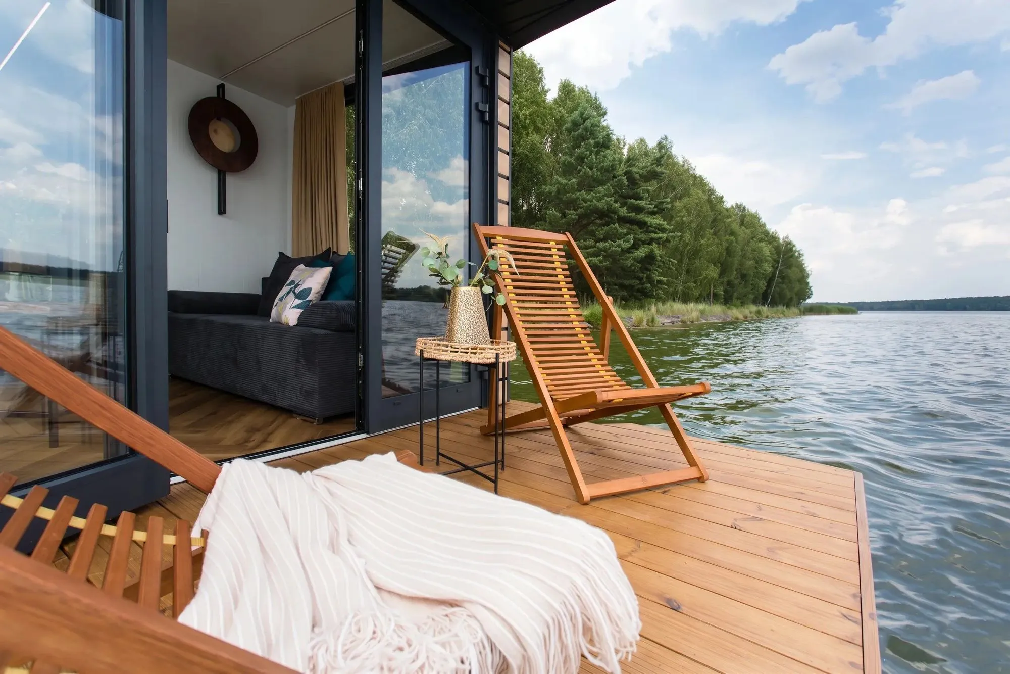 Blick vom Deck des Hausboots über den See