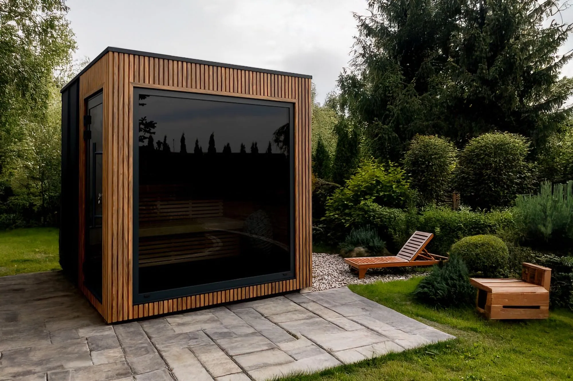 Gartensauna als Kubus mit Lamellenfassade bei Tageslicht