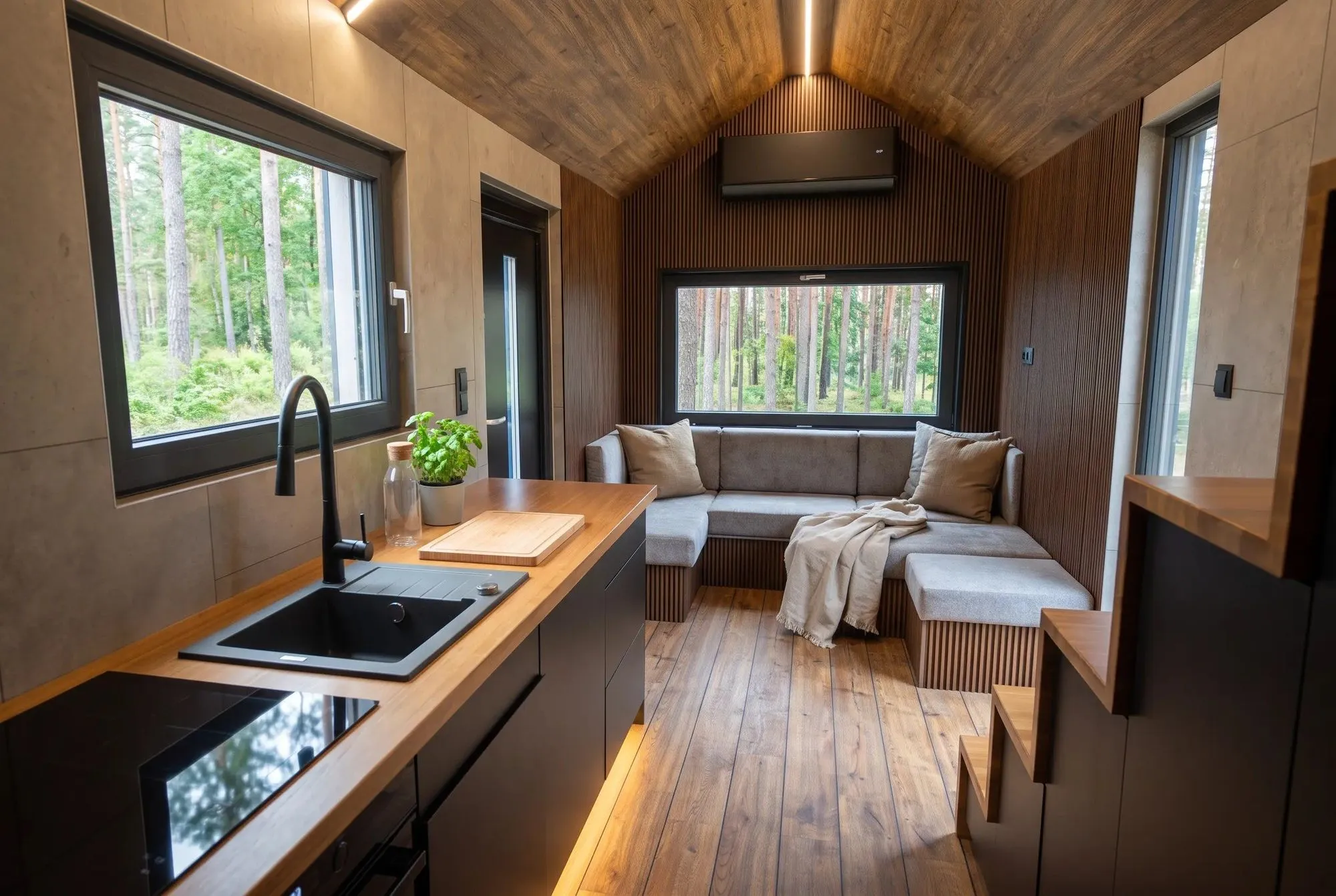 Innenraum eines Tiny House mit Küche und Sitzecke